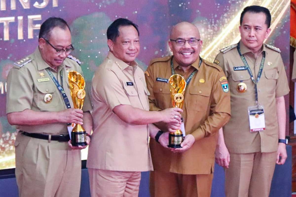 Sekdaprov Sumbar, Hansastri terima penghargaan dari Mendagri Tito Karnavian. Sumbar jadi provinsi terinovatif di Indonesia. (pemprov)