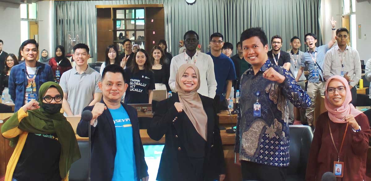 Foto bersama mahasiswa ITS dan mahasiswa asal Singapura