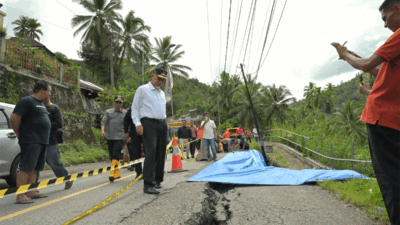 Ruas jalan yang rusak akibat cuaca ekstrim di Silungkang. (Biro Adpim)