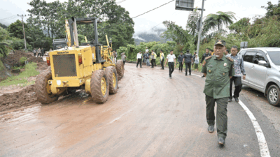 Perbaikan jalan yang mengubungkan Sumbar dan Riau terus dikebut. (biro adpim)