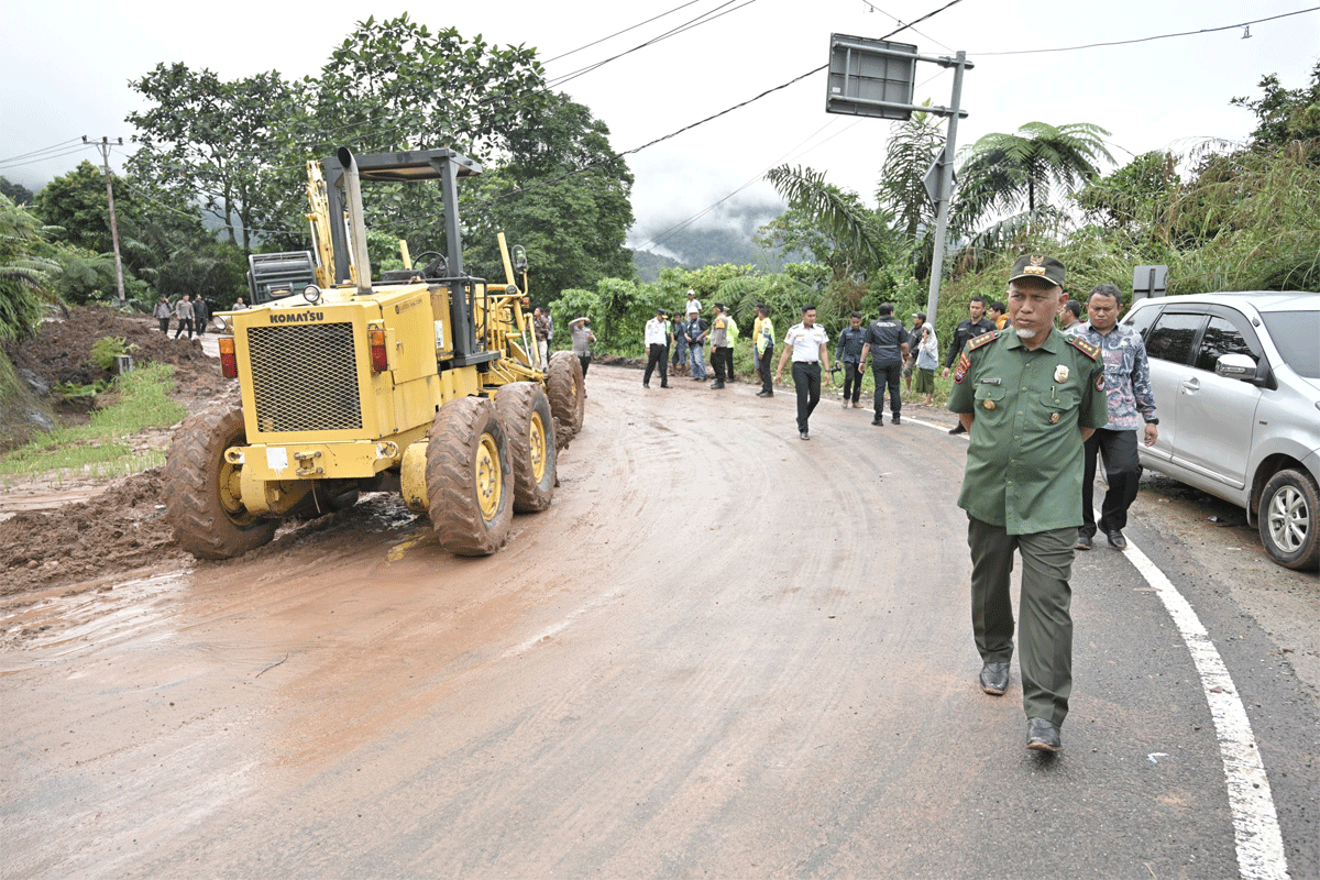 Perbaikan jalan yang mengubungkan Sumbar dan Riau terus dikebut. (biro adpim)