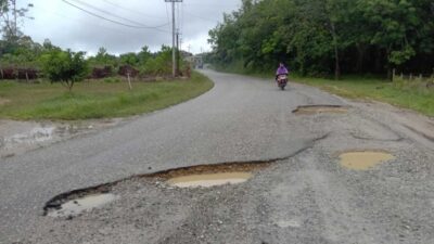 Jalan berlubang di Jalan Genting Desa Muaro Sintajo, Kecamatan Sintajo Raya, Kabupaten Kuansing, Riau.