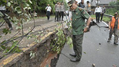 Gubernur Sumbar tinjau jalan yang terban akibat banjir di Pangkalan. (Biro Adpim)