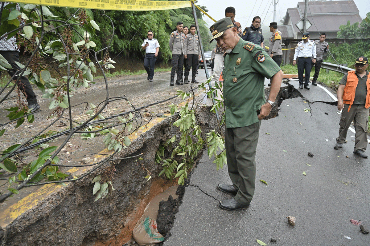 Gubernur Sumbar tinjau jalan yang terban akibat banjir di Pangkalan. (Biro Adpim)