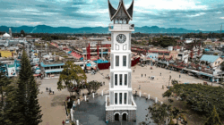 Kawasan jam gadang di Bukittinggi menjadi tempat favorit bagi wisatawan.