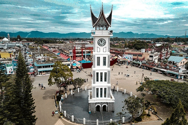 Kawasan jam gadang di Bukittinggi menjadi tempat favorit bagi wisatawan.