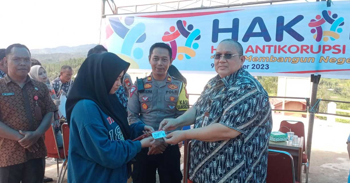Kepala Kejaksaan Negeri Mamasa, Musa (kanan) didampingi Kasat Lantas Polres Mamasa serahkan SIM pada warga.