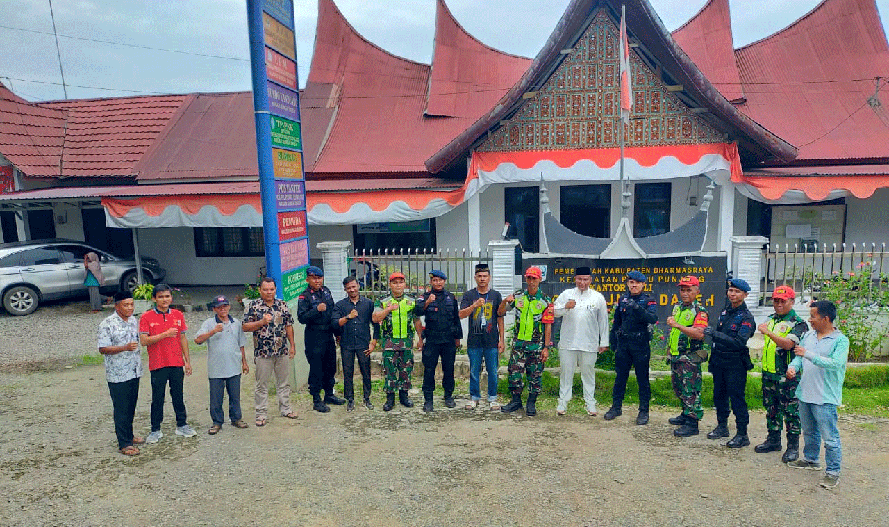 Foto bersama di sela patroli