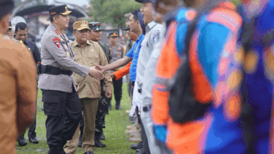 Kapolda Riau salami personel yang ditugaskan untuk amankan Nataru. (riau.go.id)
