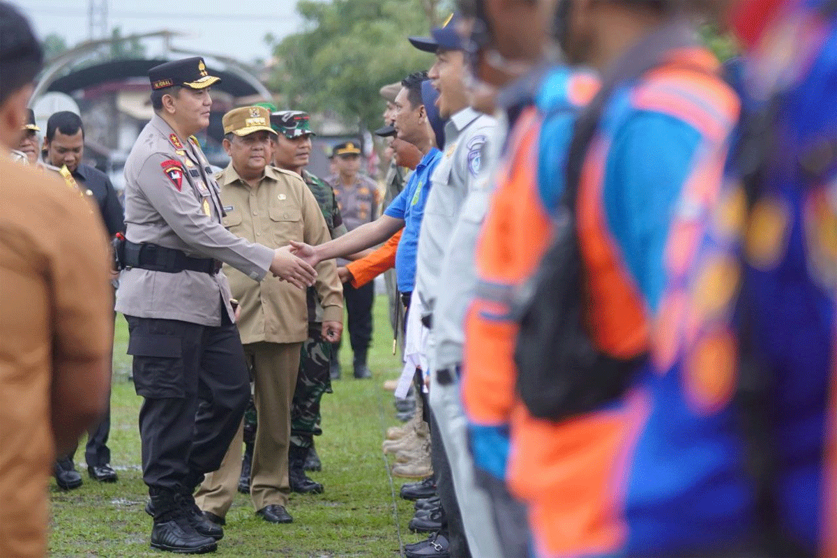 Kapolda Riau salami personel yang ditugaskan untuk amankan Nataru. (riau.go.id)
