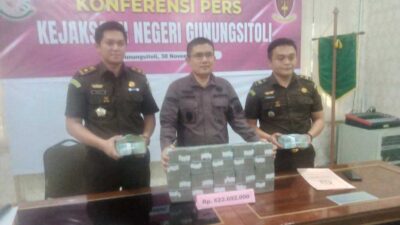Jajaran Kejaksaan Negeri Gunungsitoli tunjukkan uang yang disita terkait dugaan korupsi.