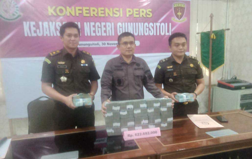 Jajaran Kejaksaan Negeri Gunungsitoli tunjukkan uang yang disita terkait dugaan korupsi.