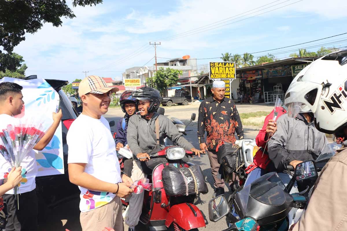 Jajaran kejaksaan bagikan bunga pada pengguna jalan.