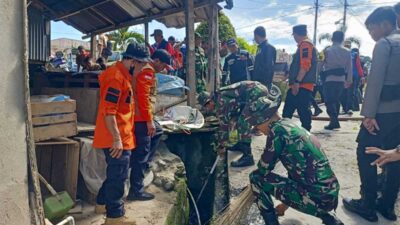 Tim gabungan dari TNI, polri, BPBD bersihkan selokan parit di taman kota. (sakaria)