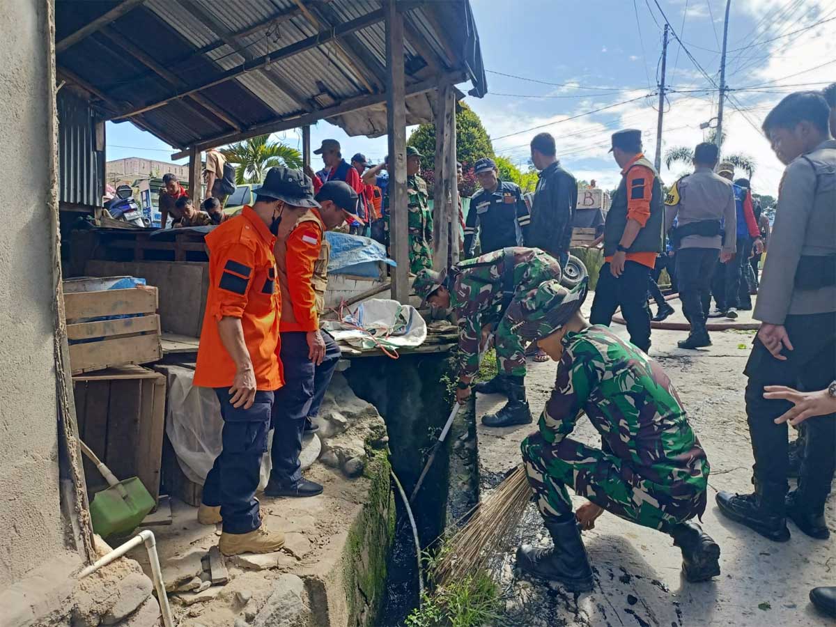 Tim gabungan dari TNI, polri, BPBD bersihkan selokan parit di taman kota. (sakaria)