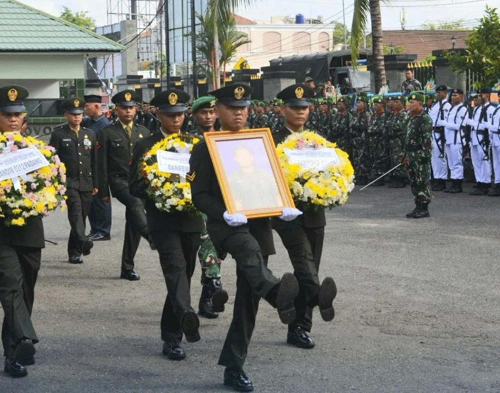 Upacara militer melepas jenazah Kopral Dua Hendrianto yang gugur saat bertugas di Papua. (prokopim padang)