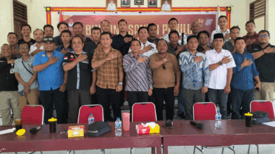 Foto bersama usai diskusi yang diadakan KPU Kabupaten Nias.