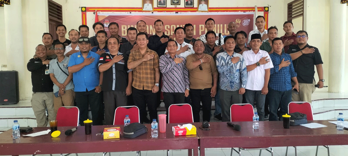 Foto bersama usai diskusi yang diadakan KPU Kabupaten Nias.
