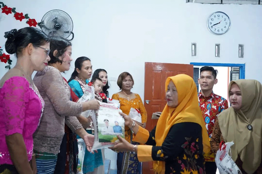 Ketua Tim Penggerak PKK Labuhanbatu Selatan, Hj. Darni Edimin serahkan bantuan pada warga, Kamis (21/12/2023).