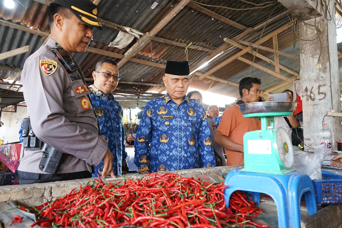 Asisten Bidang Administrasi Pembangunan Pemkab Asahan, Oktoni Eryanto sidak pasar dan pantau harga sembako