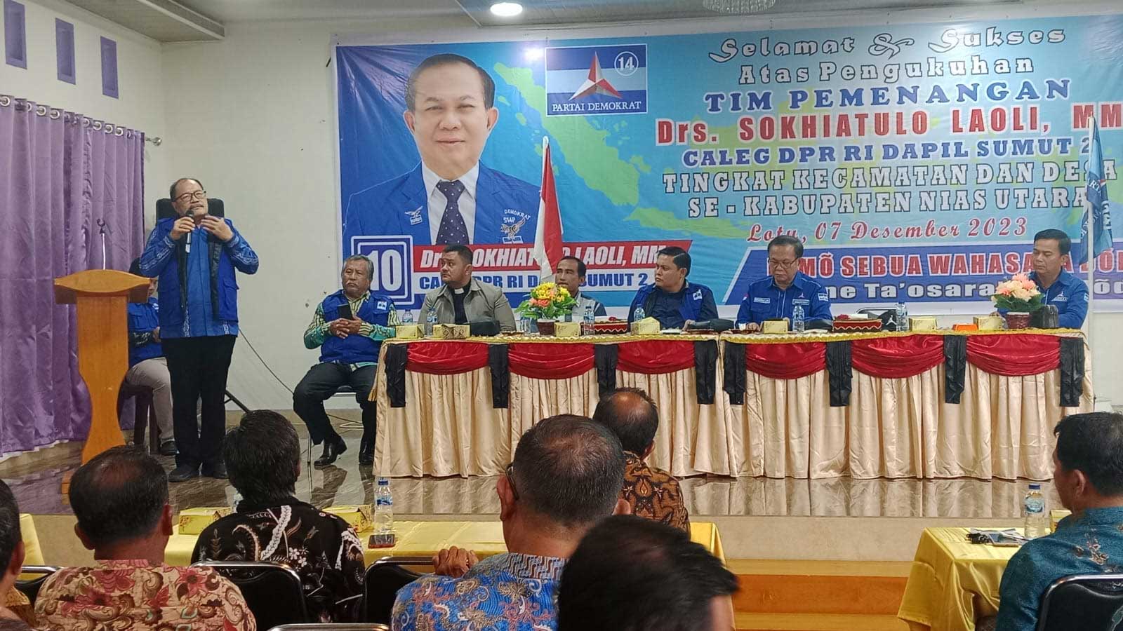 Mantan anggota DPR-RI, Arisman Zagoto beri sambutan pada pengukuhan tim pemenangan Sokhiatulo Laoli di Nias Utara.