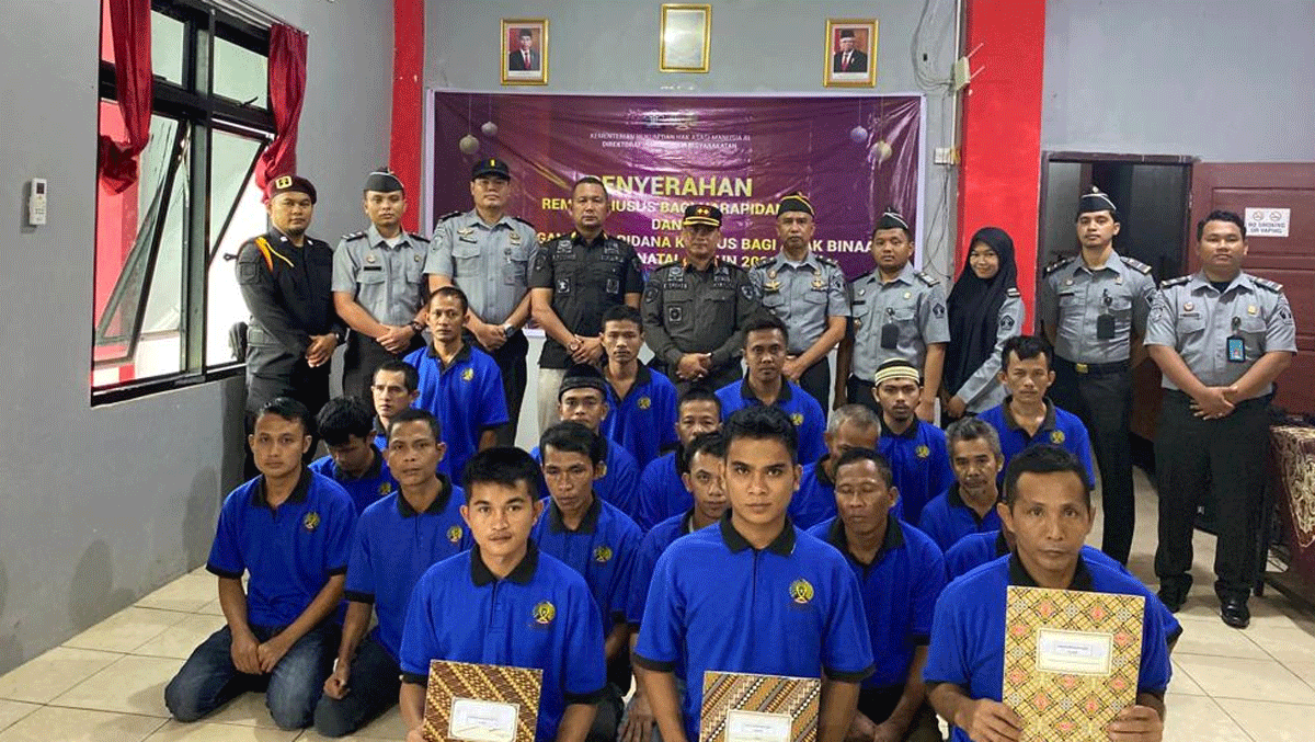Foto bersama setelah penyerahan remisi khusus