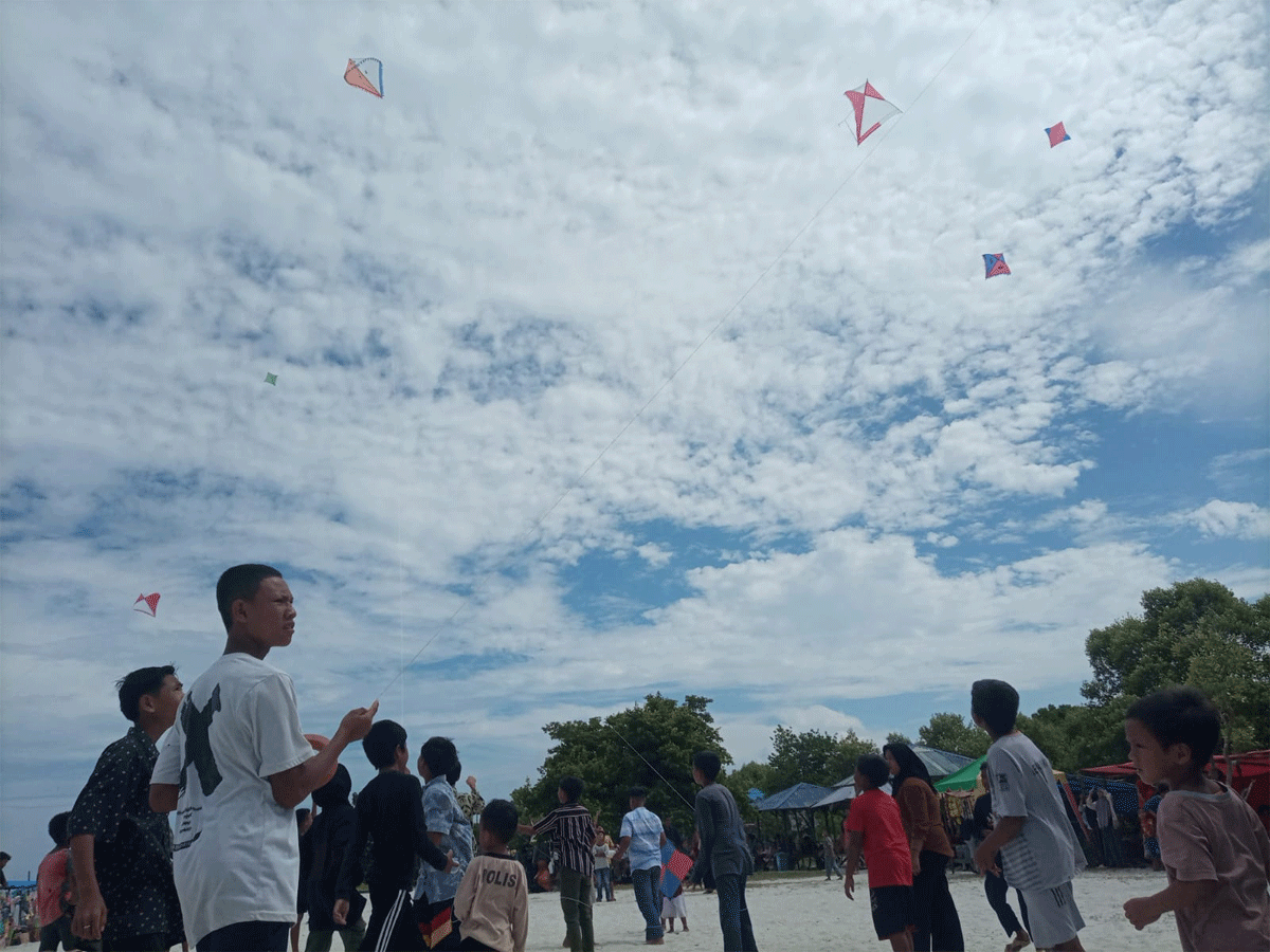 Peserta lomba layang-layang laga di Pantai Merdeka, Desa Bagan Kuala, Sergai.