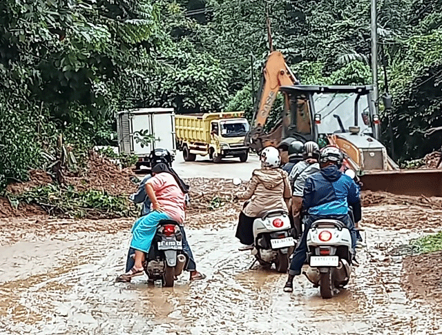 Longsor yang menutupi jalan Sumbar-Riau.