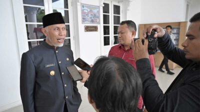 Gubernur Mahyeldi berikan keterangan pada wartawan di Padang. (pemprov)