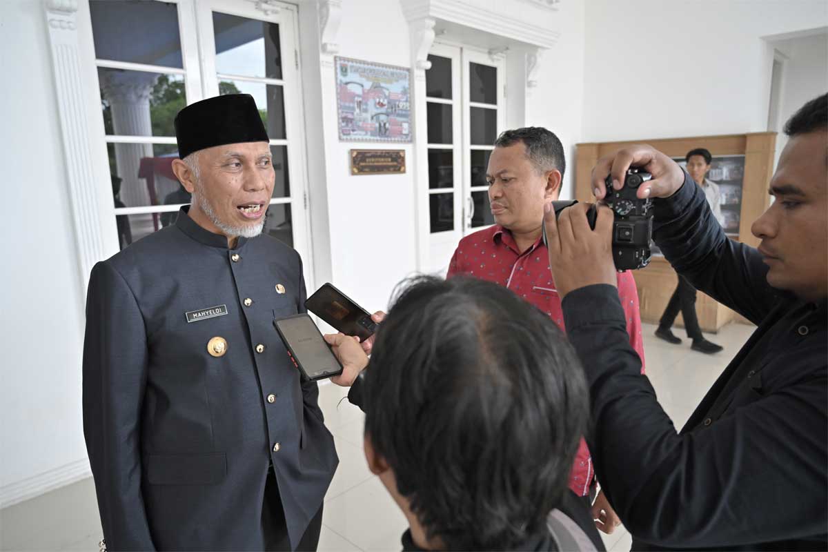 Gubernur Mahyeldi berikan keterangan pada wartawan di Padang. (pemprov)