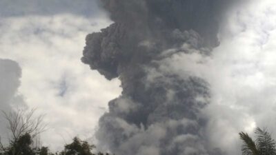 Asap erupsi Gunung Marapi