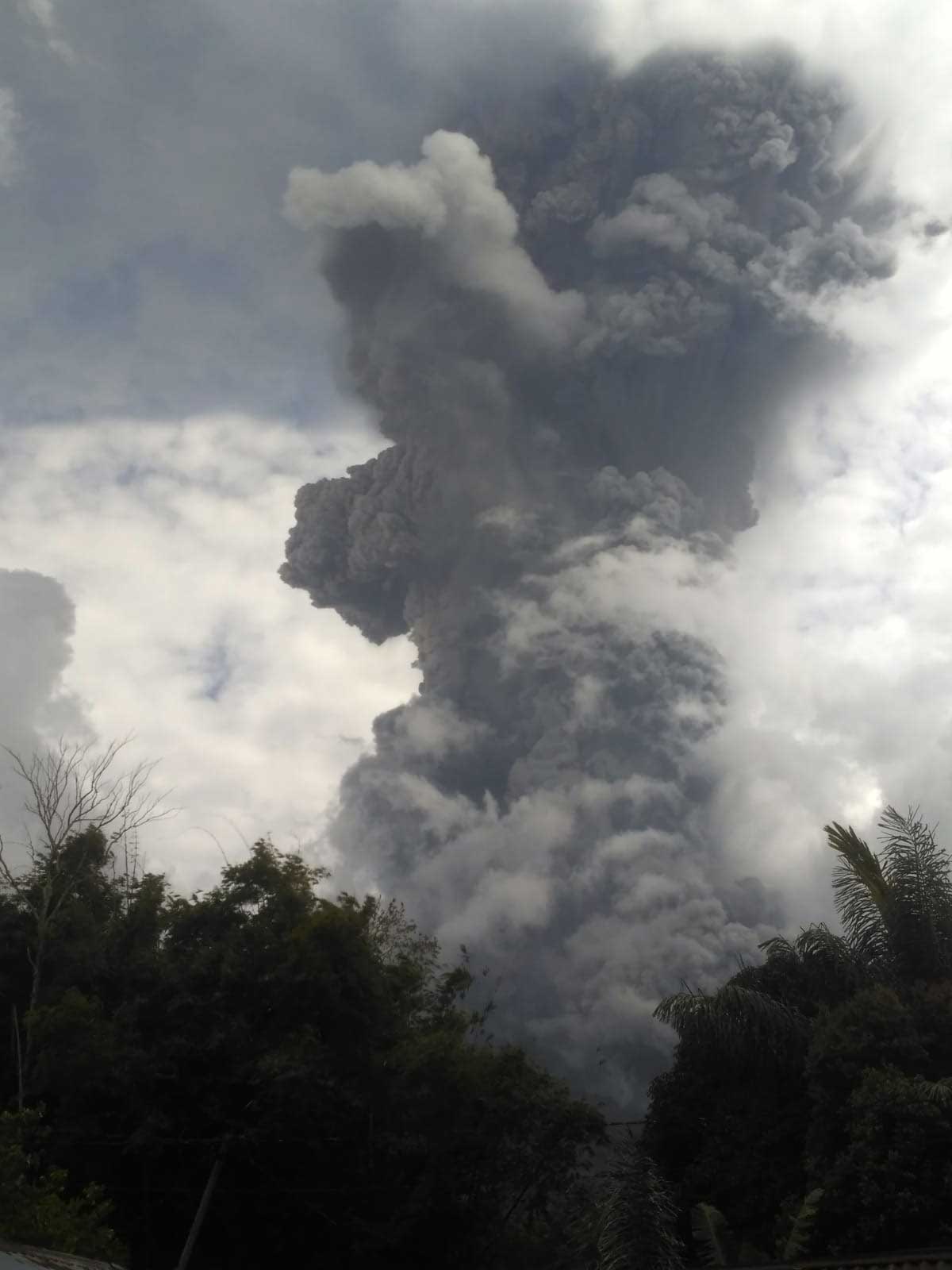 Asap erupsi Gunung Marapi
