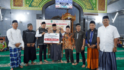 Foto bersama setelah penyerahan bantuan. (riau.go.id)