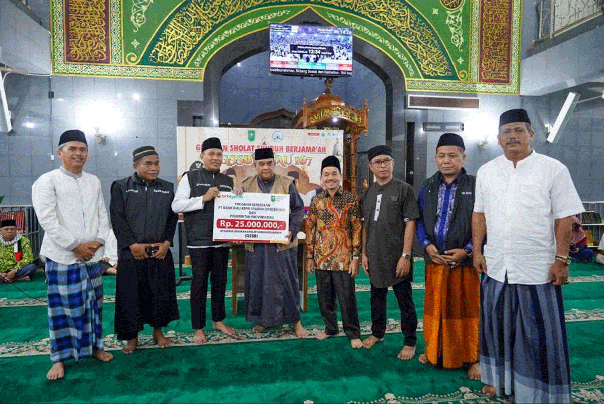 Foto bersama setelah penyerahan bantuan. (riau.go.id)