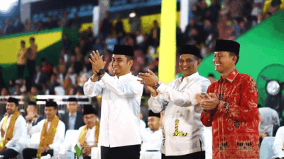 Wakil Wali Kota Solok beri aplaus saat defile kafilah peserta MTQ.