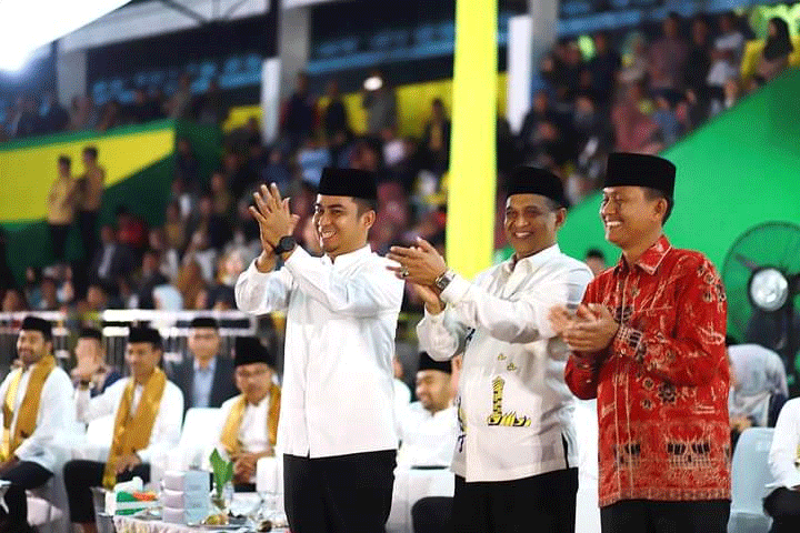 Wakil Wali Kota Solok beri aplaus saat defile kafilah peserta MTQ.