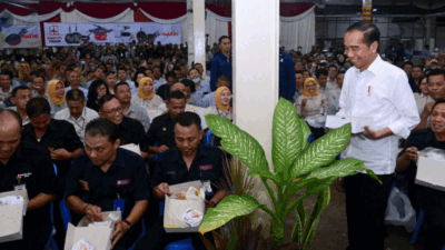 Presiden Joko Widodo makan siang bersama saat mengunjungi Pabrik PT Maspion Unit I, Kabupaten Sidoarjo, Jawa Timur, Rabu (27/12/2023). (BPMI Setpres)