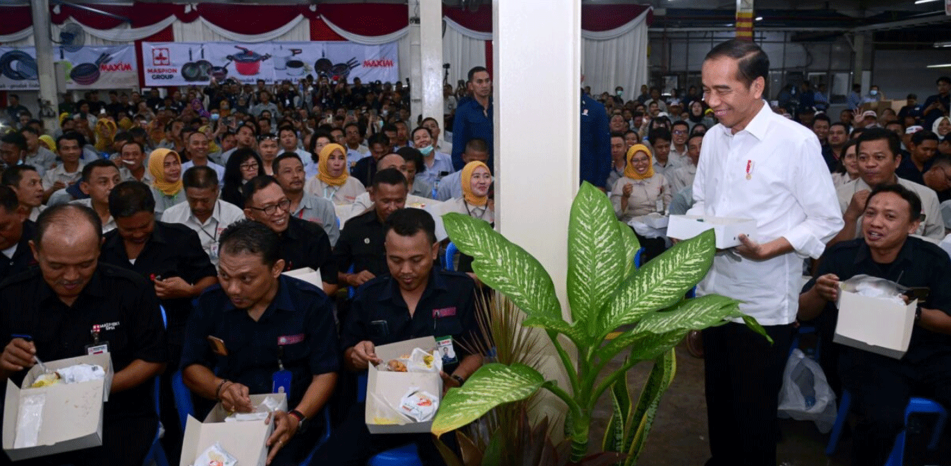 Presiden Joko Widodo makan siang bersama saat mengunjungi Pabrik PT Maspion Unit I, Kabupaten Sidoarjo, Jawa Timur, Rabu (27/12/2023). (BPMI Setpres)