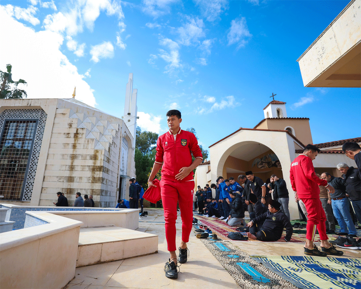 Pemain tim nasional Indonesia sampai di komplek Garden of Tolerance, Belek, Antalya, Turki untuk laksanakan Salat Jumat. (pssi)