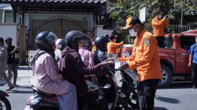 Petugas bagikan masker pada warga Padang Panjang. (kominfo)
