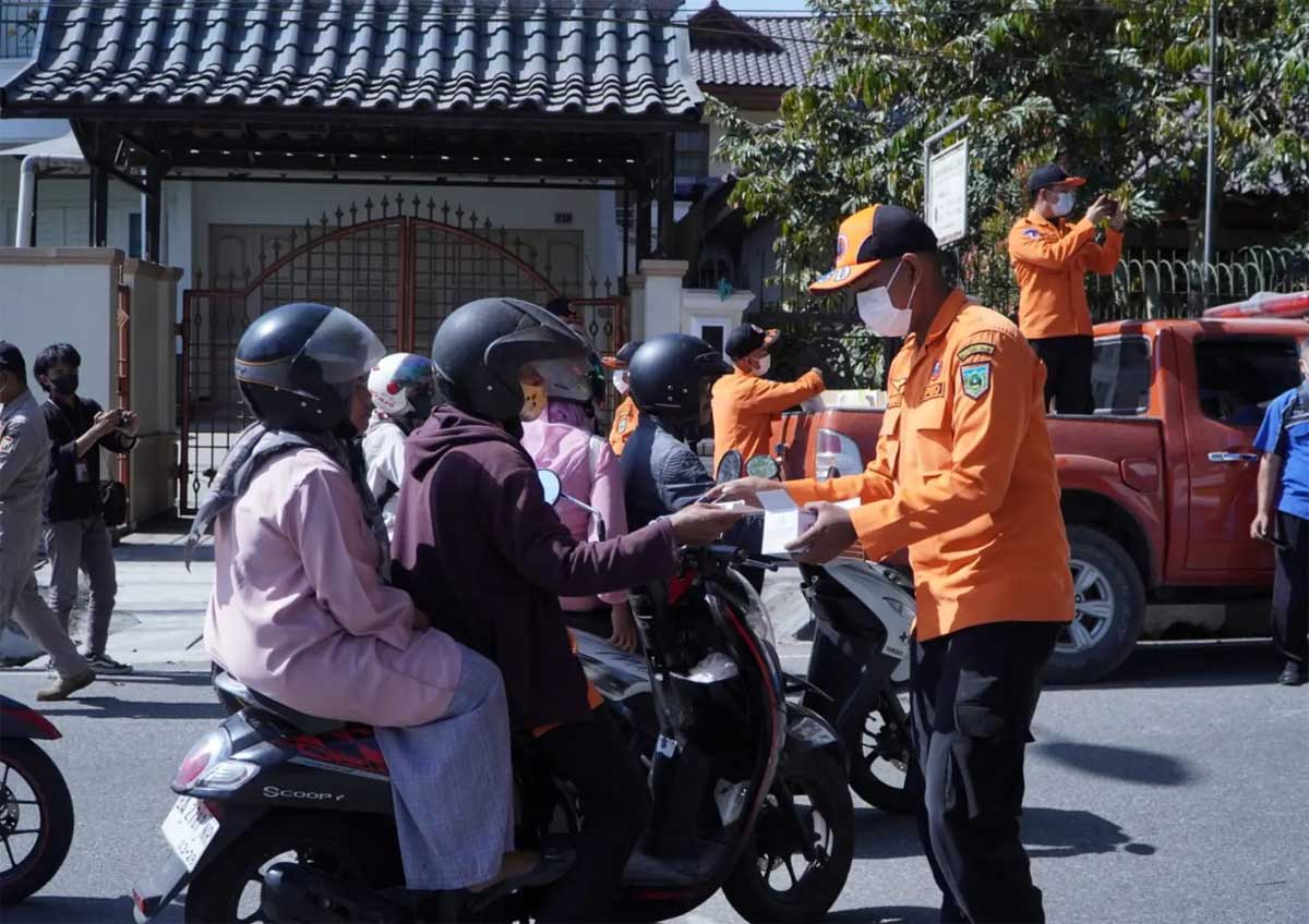 Petugas bagikan masker pada warga Padang Panjang. (kominfo)