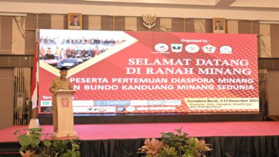 Gubernur Mahyeldi beri sambutan pada pertemuan para perantau Minang. (pemprov)