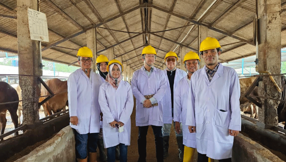 Foto bersama di peternakan milik Arie