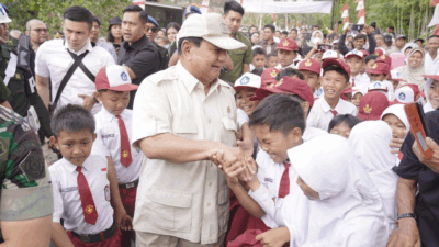 Prabowo bersama murid SD