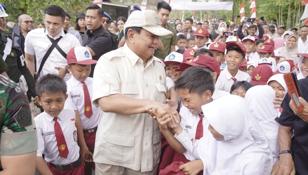 Prabowo bersama murid SD