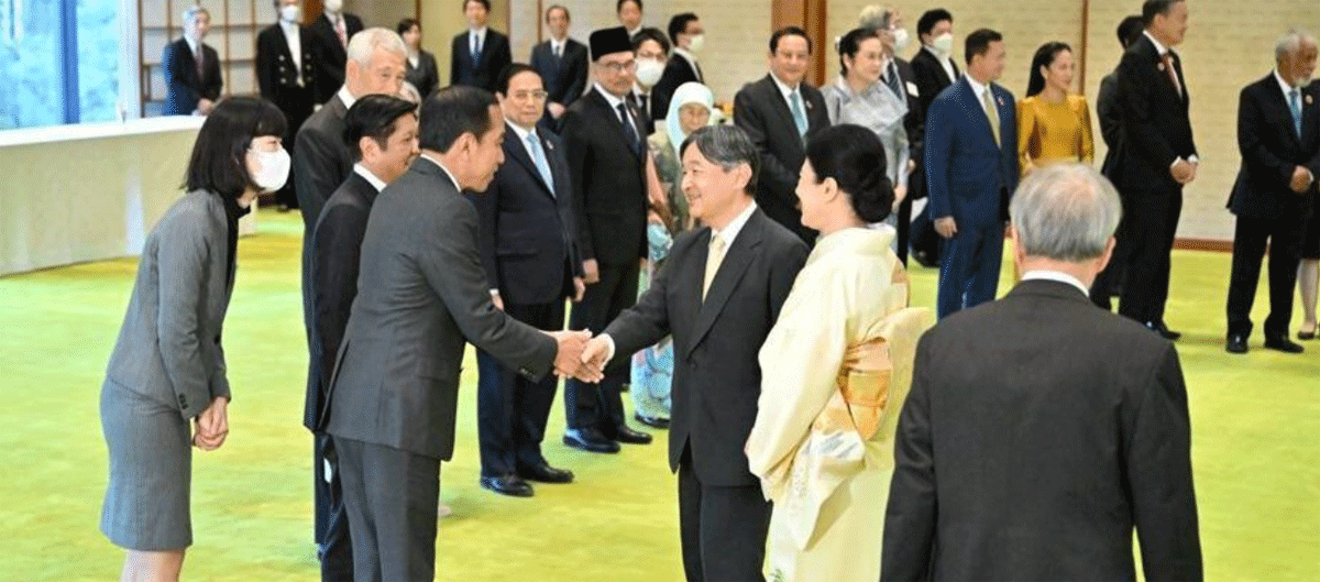 Presiden Joko Widodo bersama para pemimpin negara ASEAN menghadiri jamuan minum teh yang digelar oleh Kaisar Jepang Naruhito dan Permaisuri Masako di Istana Kekaisaran, Tokyo, Jepang, pada Senin, 18 Desember 2023. (BPMI Setpres)