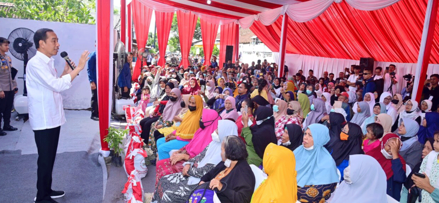 Presiden Joko Widodo menyerahkan bantuan langsung tunai (BLT) El Nino kepada penerima manfaat di Kantor Pos Genteng, Kabupaten Banyuwangi, Jawa Timur, Rabu (27/12/2023). (BPMI Setpres/Muchlis Jr)