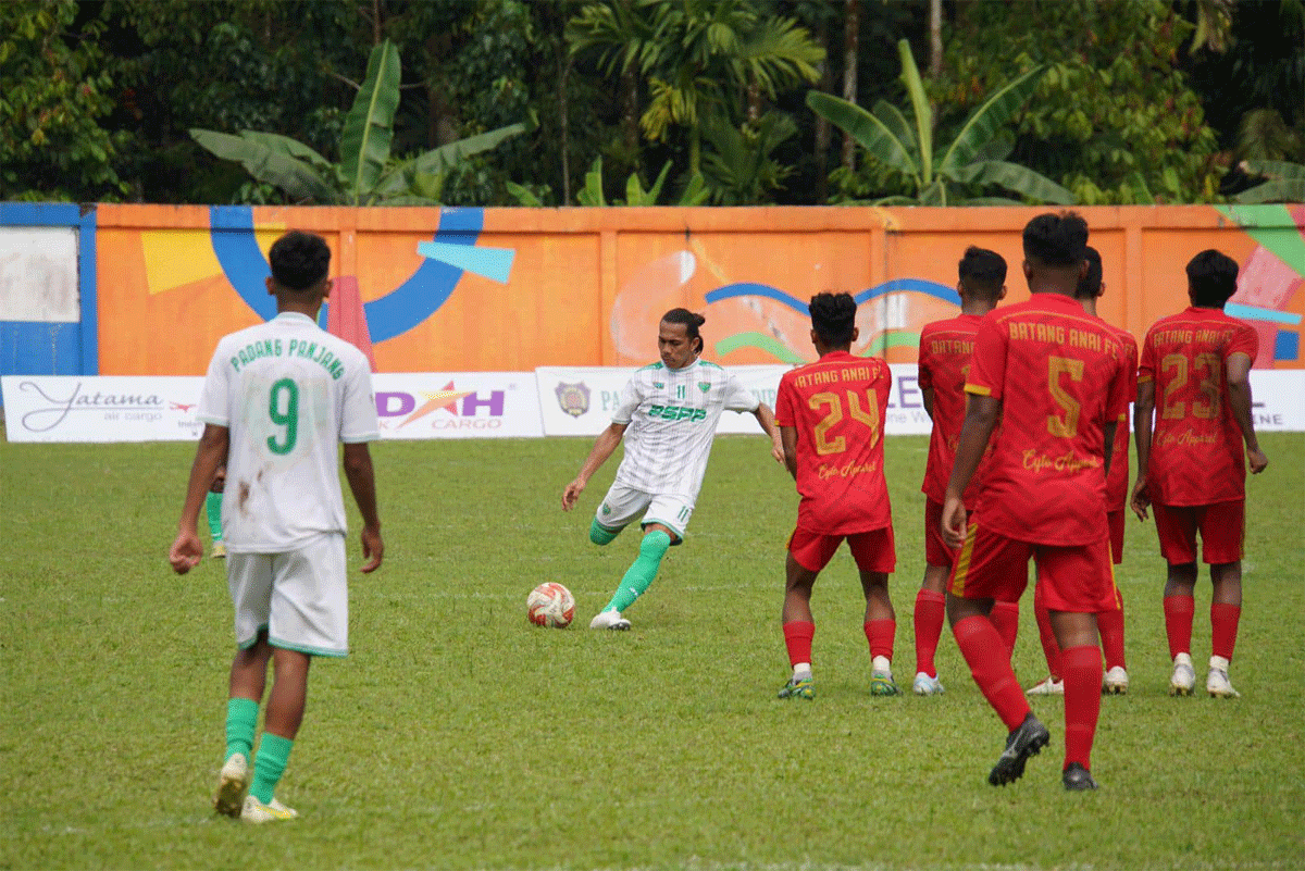 Pertandingan antara PSPP dengan Anai FC dalam delapan besar Liga 3 Sumbar. (kominfo)