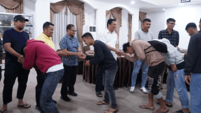 Penjabat Wali Kota Padang Panjang lepas pemain Anai FC. (kominfo)