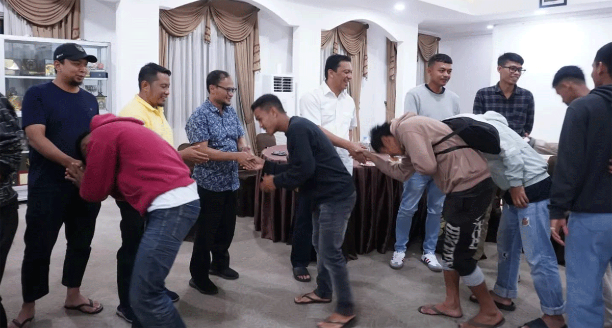 Penjabat Wali Kota Padang Panjang lepas pemain Anai FC. (kominfo)